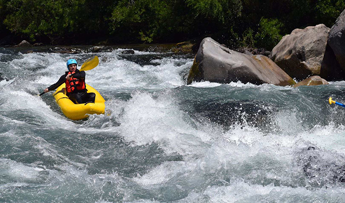 Kunde teilt das Wildwasserfloß